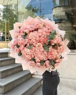 Букет "Aesthetic" М — Букет "Aesthetic" М — сборный букет из гортензий и роз, в котором оттенки и фактуры объединены в гармоничную…